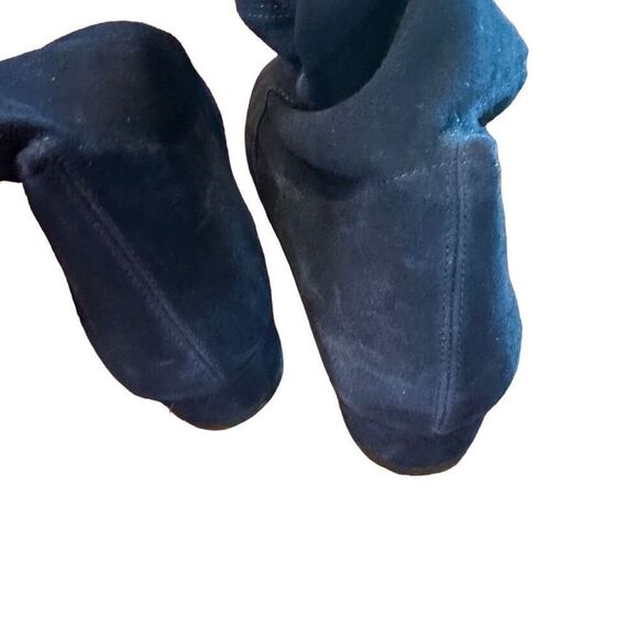 Stuart Weitzman Genna 25 City Boot in Navy Suede - Picture 3 of 9